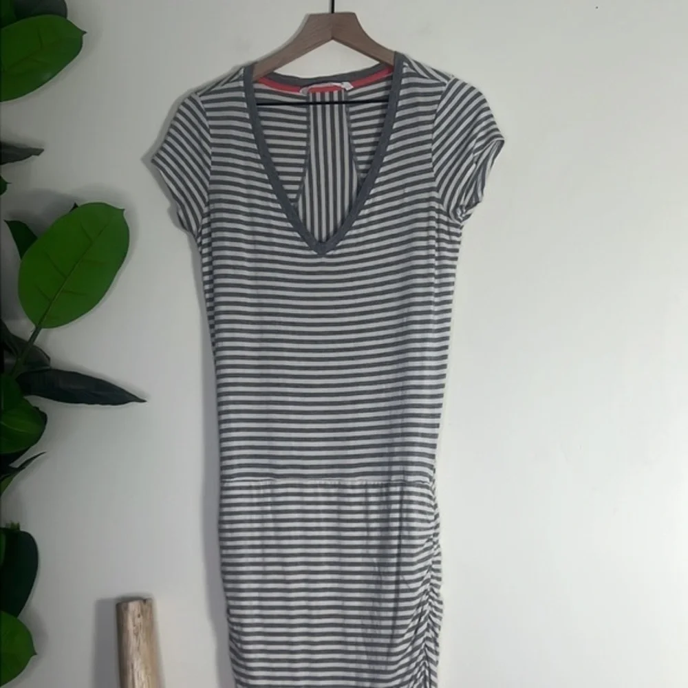 Athleta Topanga Dress Short Sleeve Grey and White Stiped Ruched Detail Dress - Picture 6 of 8